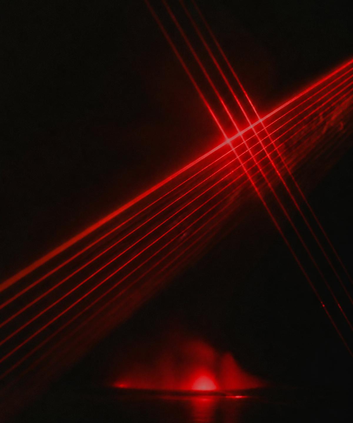 Coherent red laser beams crossing a dark field